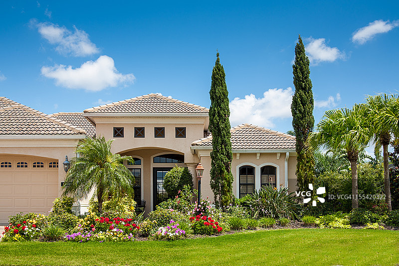 带有华丽花园的高档住宅图片素材