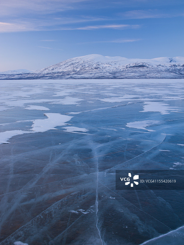 瑞典阿比斯库国家公园的冰湖图片素材