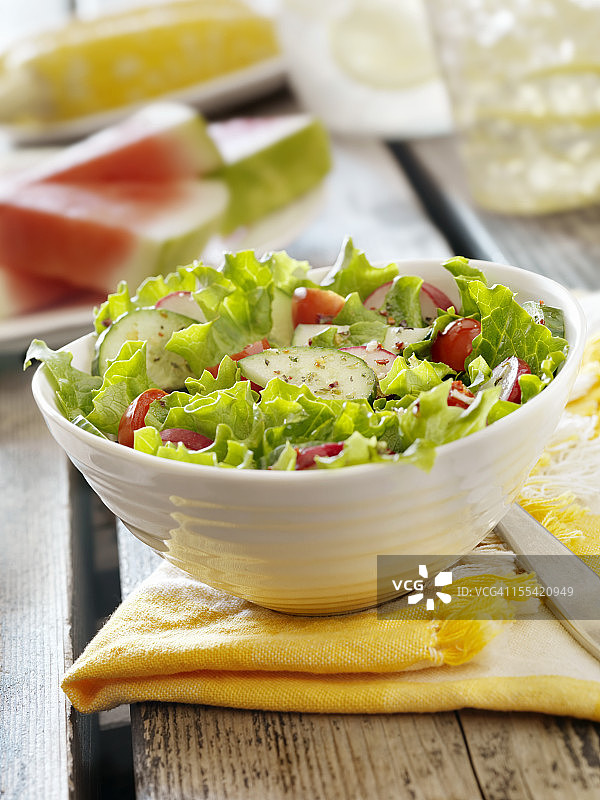 野餐时的花园沙拉图片素材