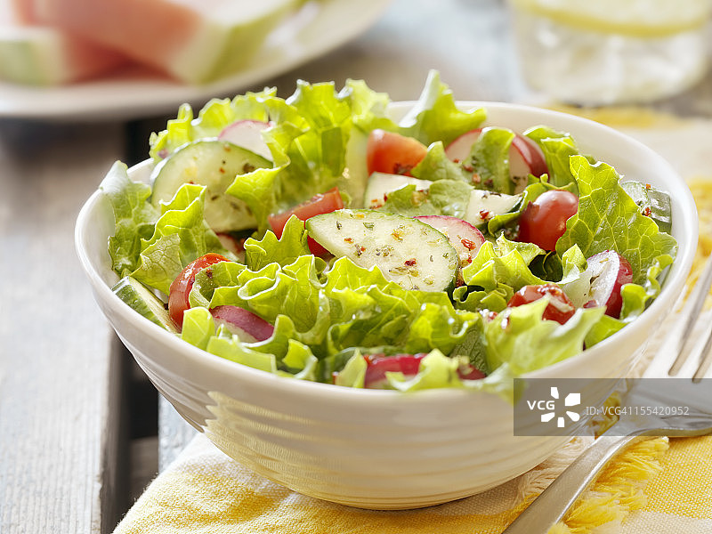 野餐时的花园沙拉图片素材