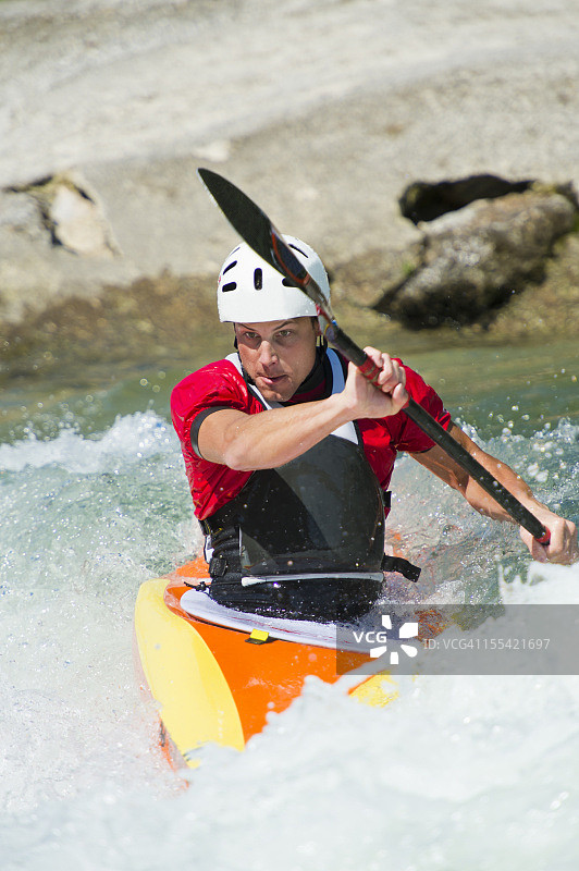 皮划艇手逆流而上图片素材