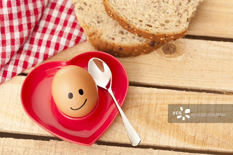 蛋杯里的微笑煮鸡蛋图片素材