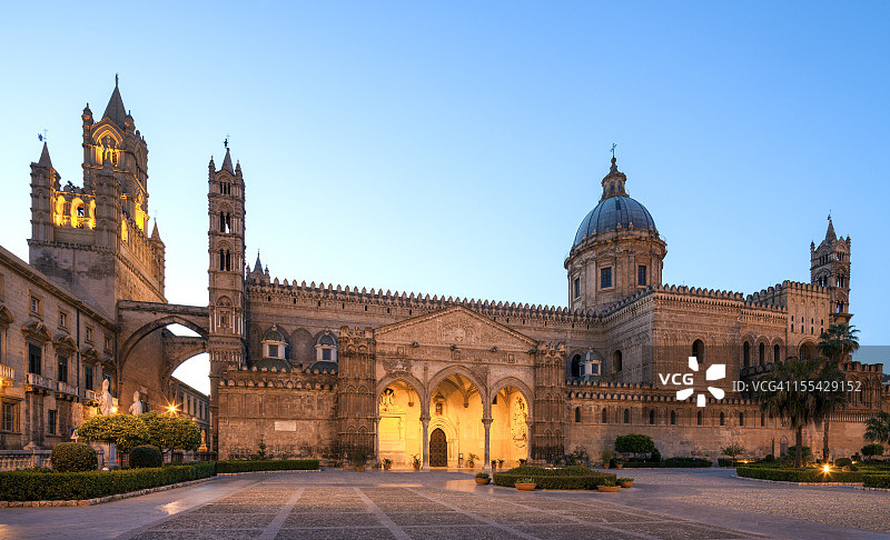 夜幕下的意大利西西里岛巴勒莫大教堂图片素材