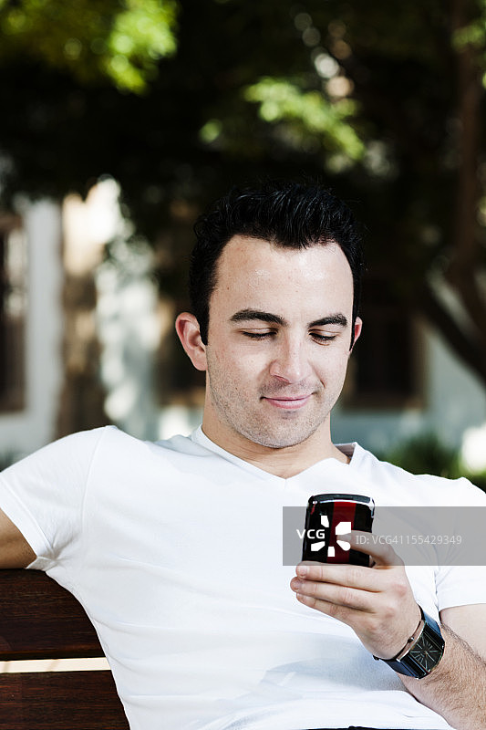 在外面发短信的男学生图片素材