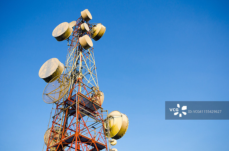 蓝天下的电信塔图片素材