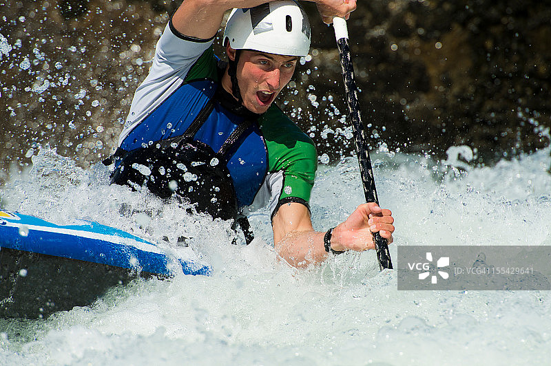 皮划艇运动员在激流中图片素材
