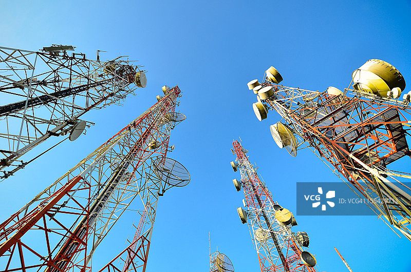具有蓝天的电信和广播塔图片素材