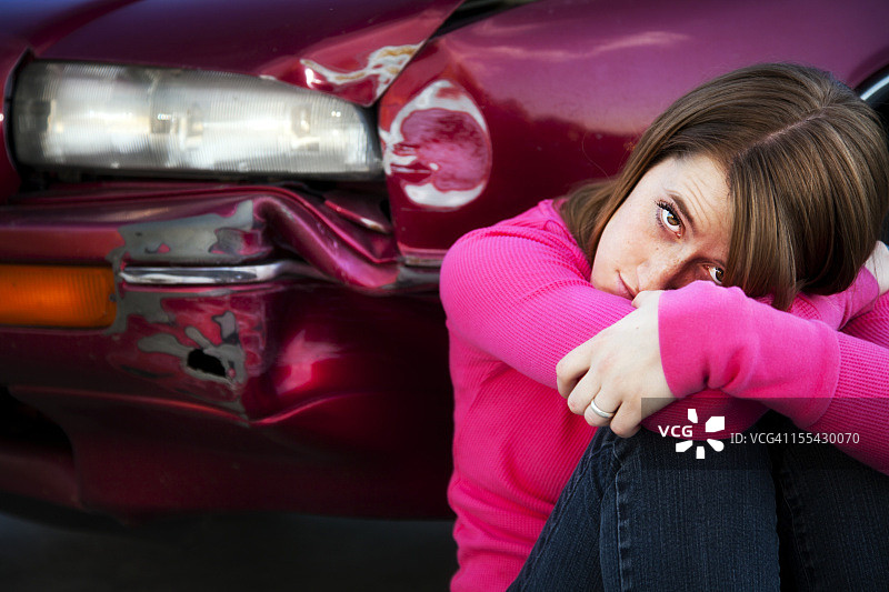 因小事故而沮丧的迷人少女图片素材