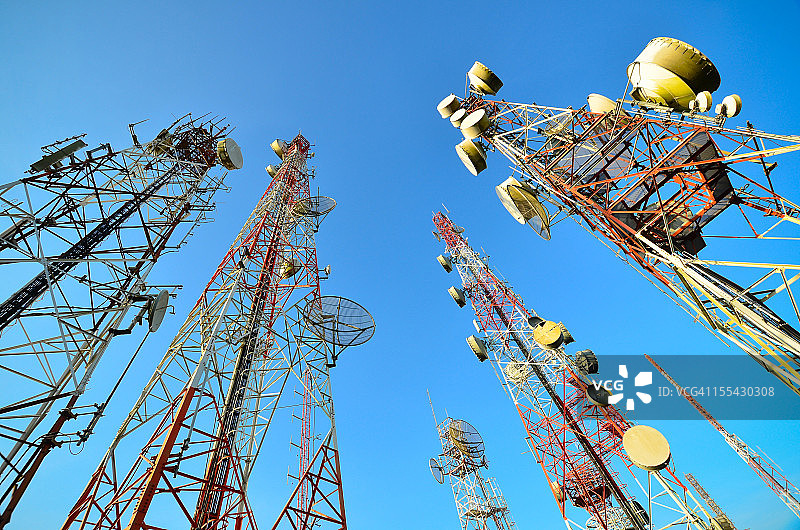 蓝天下的电信塔图片素材