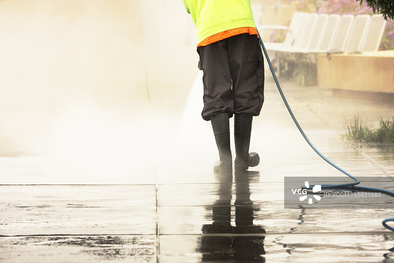 工人用蒸汽清洁人行道图片素材