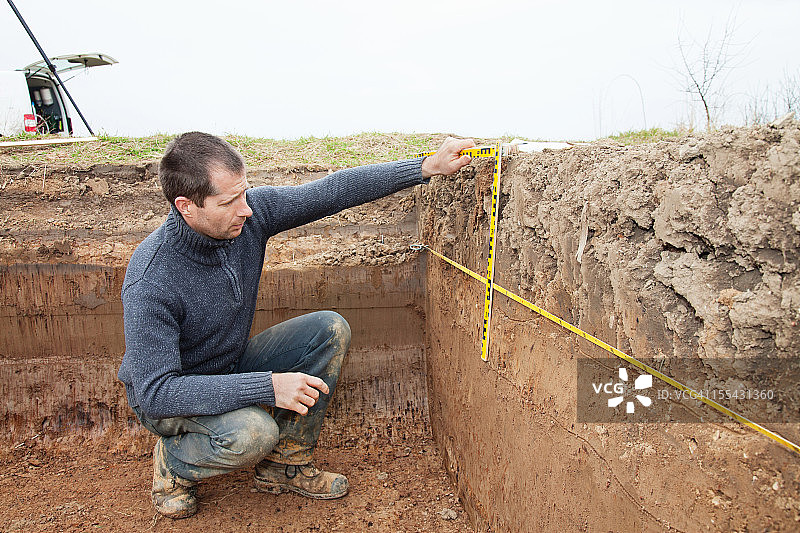 考古学家使用脚部测量图片素材