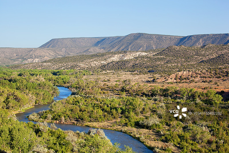 蓝色河流的沙漠景观图片素材