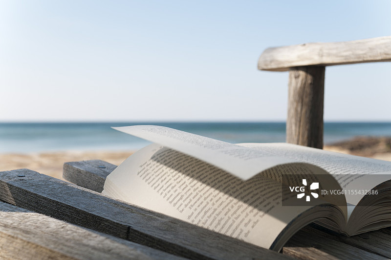 在湖边阅读图片素材