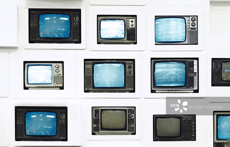 白色墙壁上的许多旧式电视机图片素材