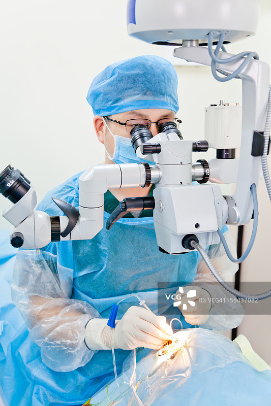 外科医生使用放大镜进行白内障手术图片素材