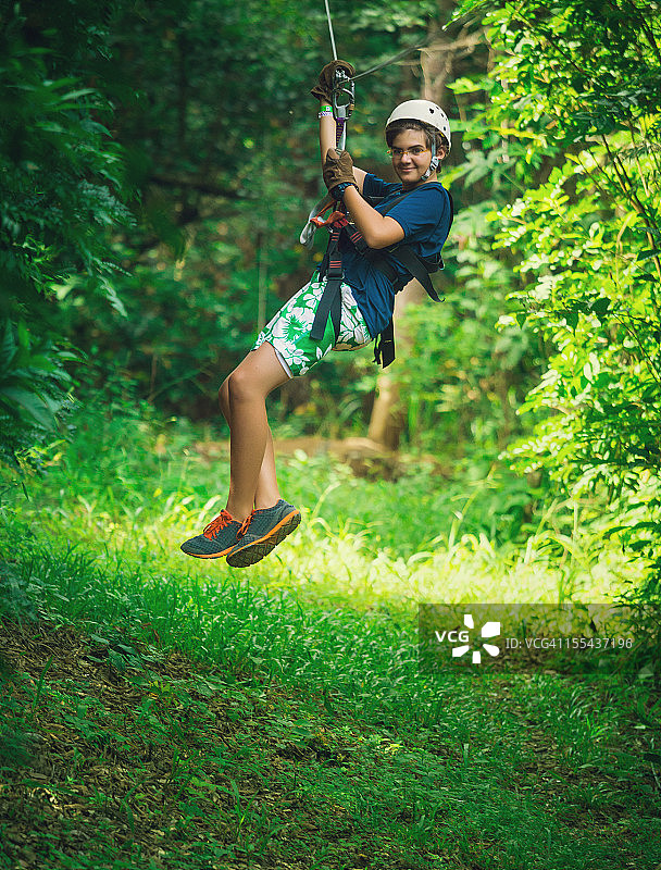 在哥斯达黎加参加树冠之旅的青少年图片素材