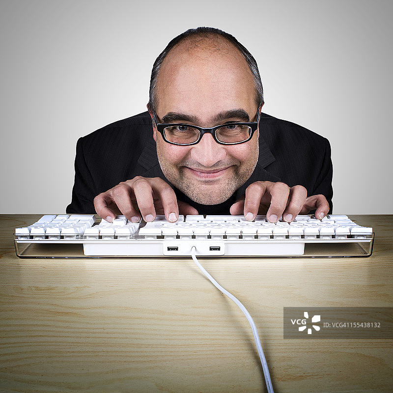 在键盘前的男人图片素材