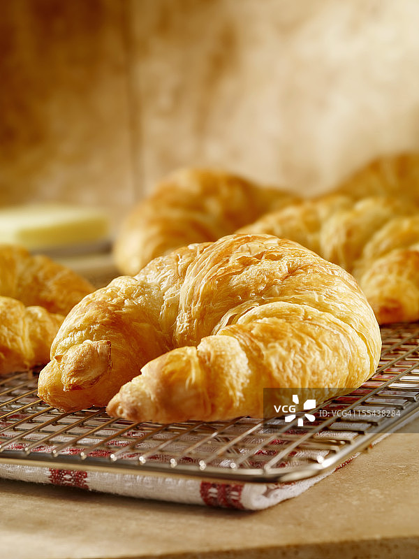 冷却架上的可颂面包图片素材