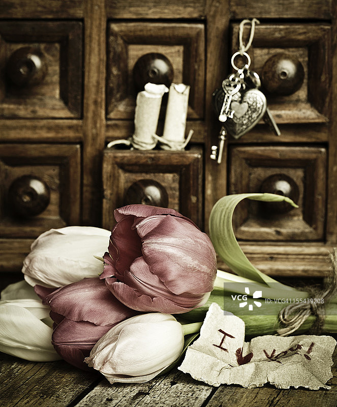 鲜花与“我爱你”字条图片素材