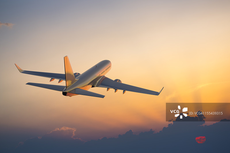 日落时分在云层上飞行的客运飞机图片素材