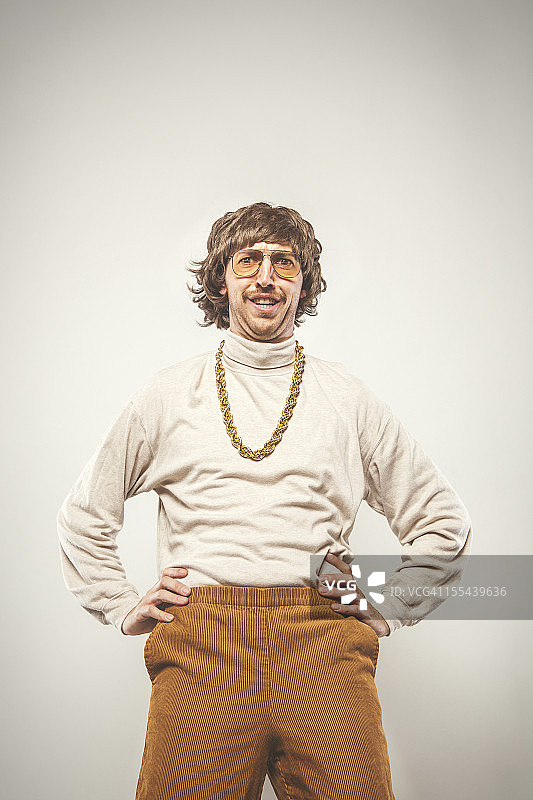 双手叉腰的复古七十年代男人图片素材