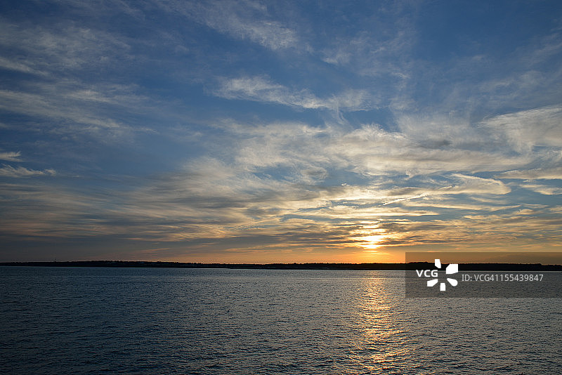 日落时分的纳拉干西特湾图片素材