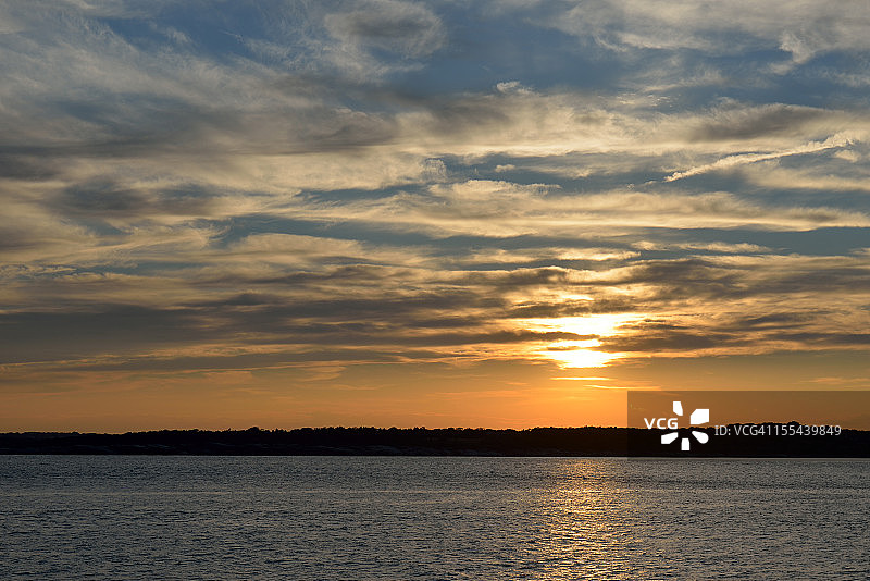 日落时分的纳拉干西特湾图片素材