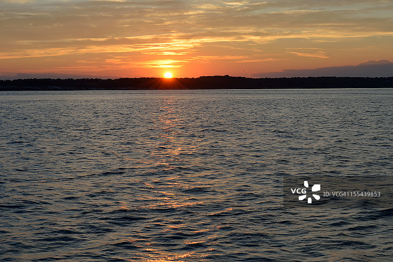 日落时分的纳拉干西特湾图片素材
