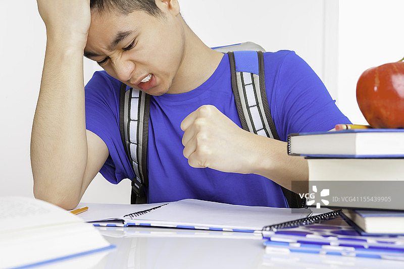苦恼的男学生正在学习图片素材