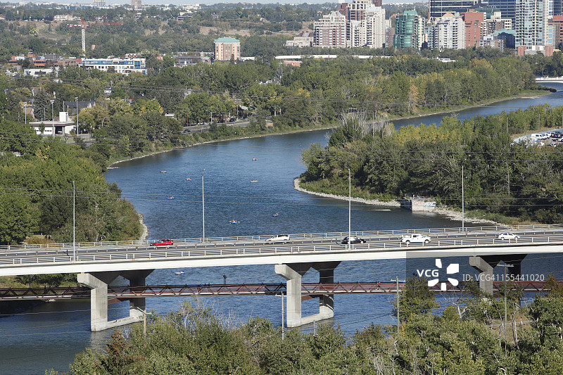 卡尔加里克劳查尔德步道、弓河景观和天际线图片素材