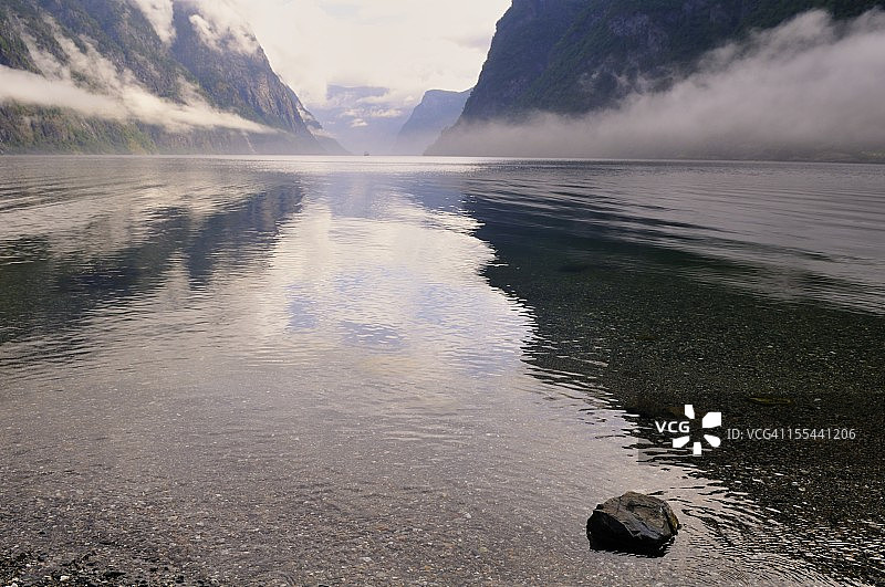 纳柔依峡湾晨光图片素材