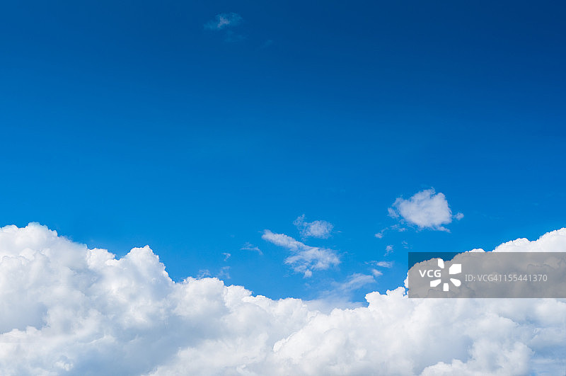 蓝色天空与白色云朵图片素材