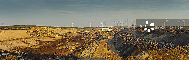 褐煤露天开采图片素材