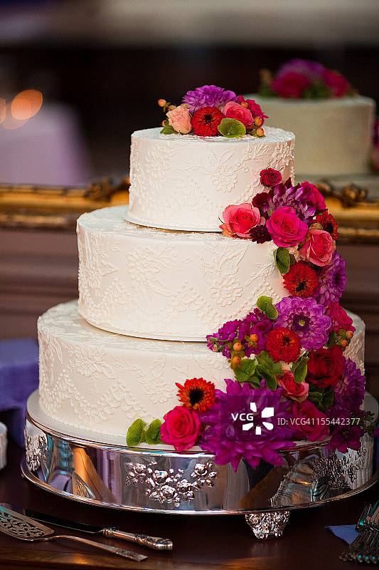 精美的白色婚礼蛋糕中心装饰和精致的花卉布置图片素材