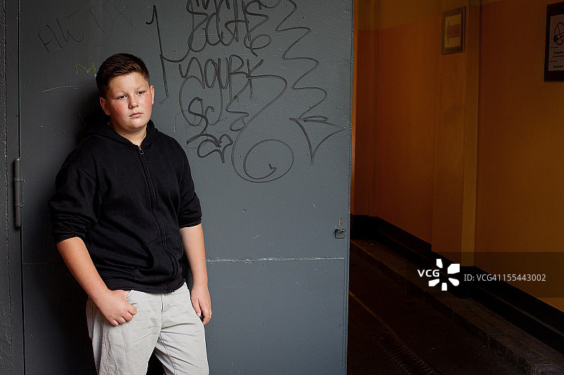 学校前的超重青少年男孩图片素材