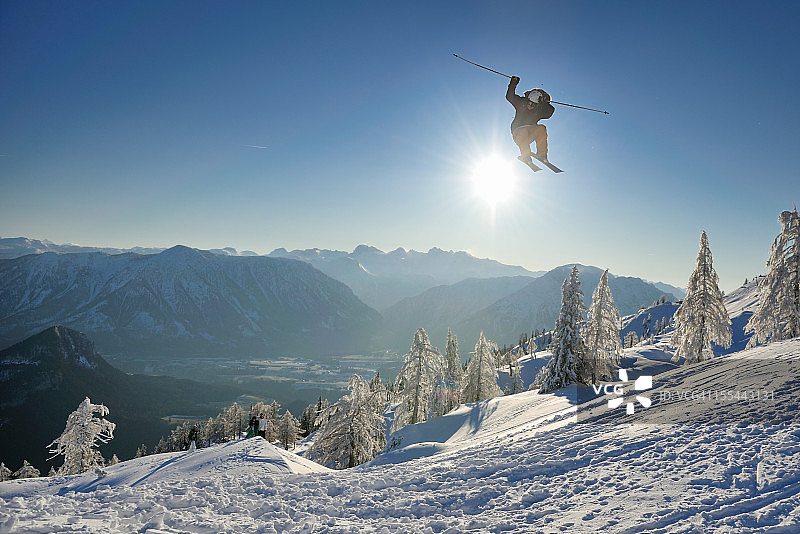 极限运动自由式滑雪跳跃全景图片素材