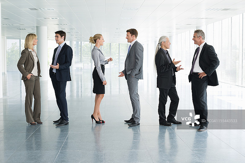 商业人士交谈图片素材