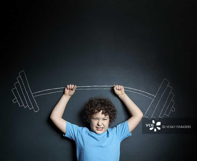 小男孩站在黑板前图片素材