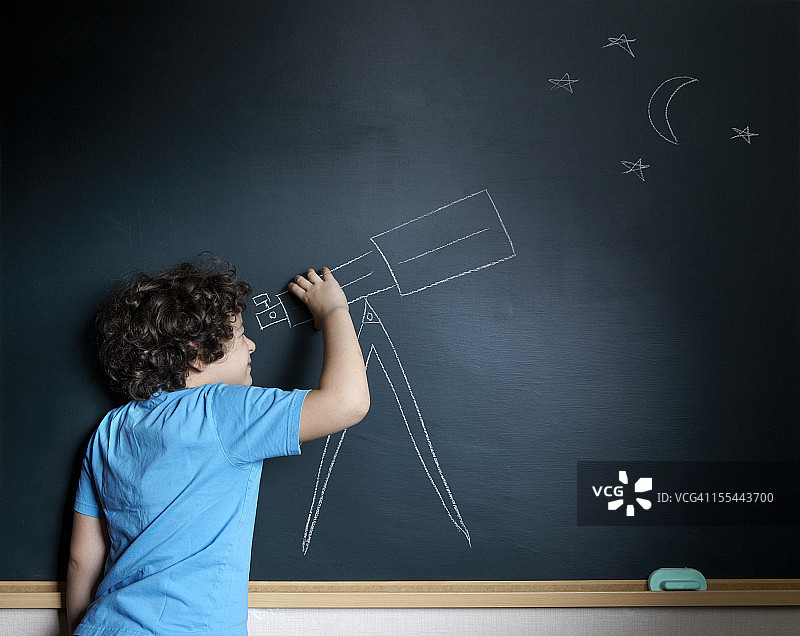 孩子在想象中看星星图片素材