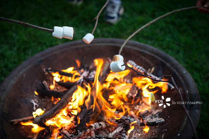在燃烧的火炉上烤棉花糖图片素材