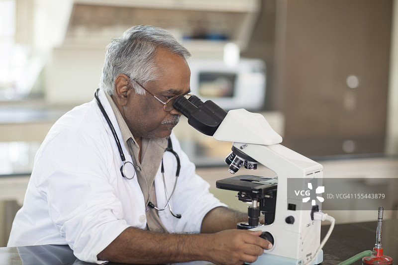 印度医生在实验室使用显微镜图片素材