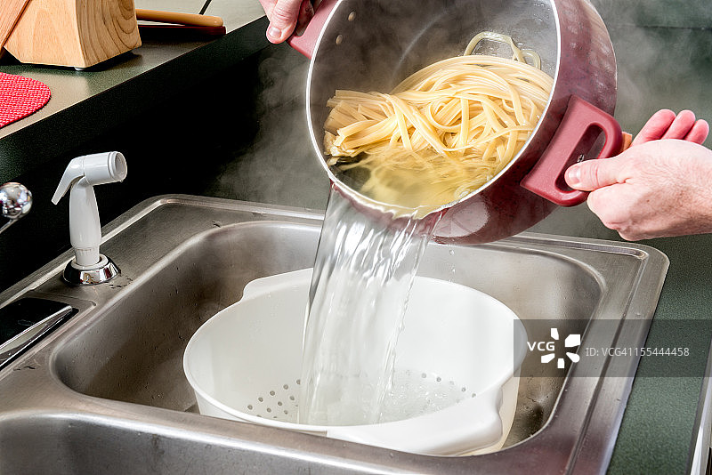 用滤器沥意大利宽面图片素材