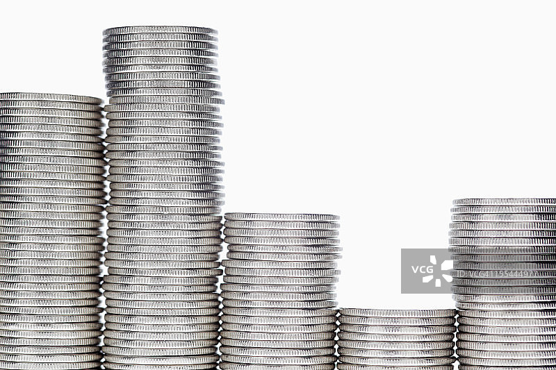 白色背景上的一排五组四分之一美元硬币图片素材