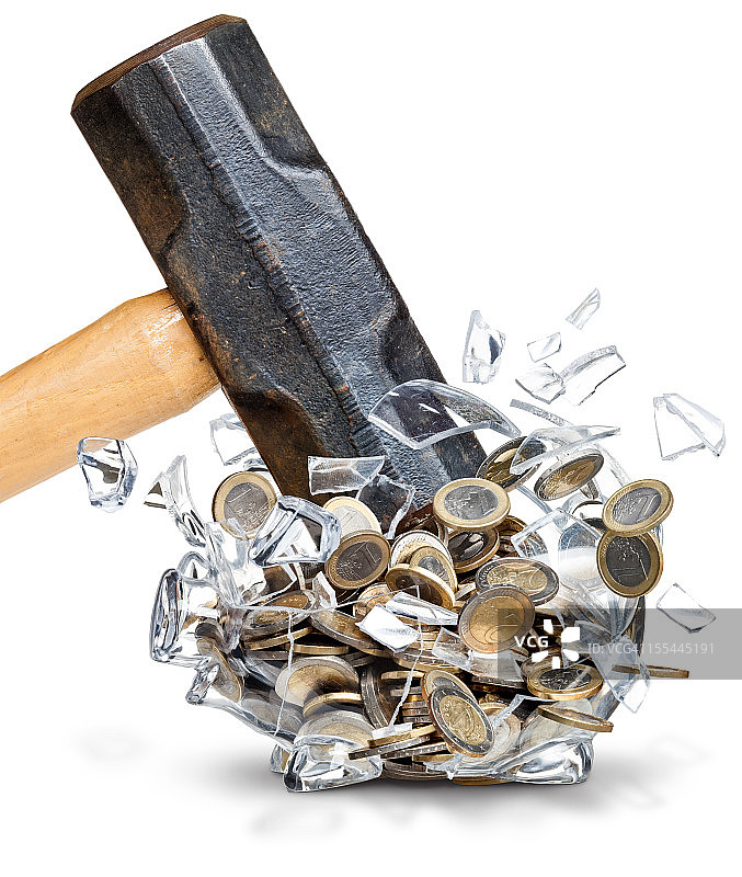 用大锤砸开装满欧元硬币的猪形储蓄罐图片素材