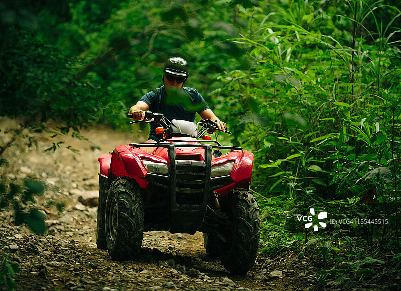 在哥斯达黎加驾驶四驱车图片素材