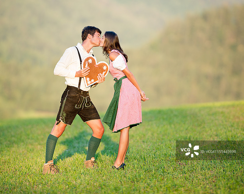 情侣身穿皮裤和连衣裙图片素材