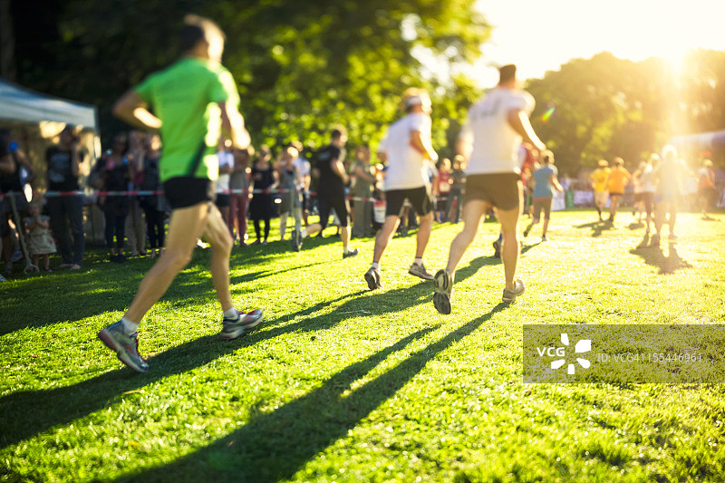 阳光下的接力赛图片素材