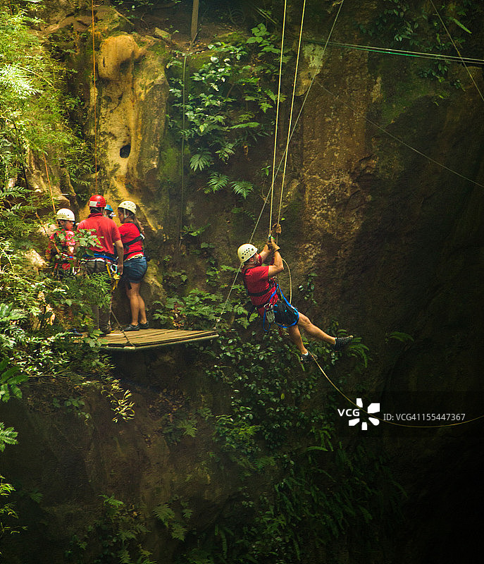 哥斯达黎加的泰山绳索秋千图片素材