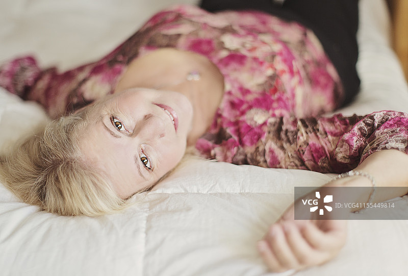 中年妇女的自画像图片素材