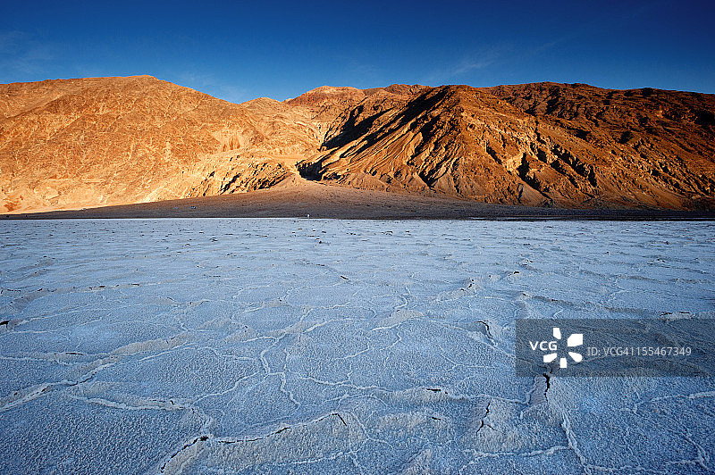 日落时分的沙漠山脉图片素材